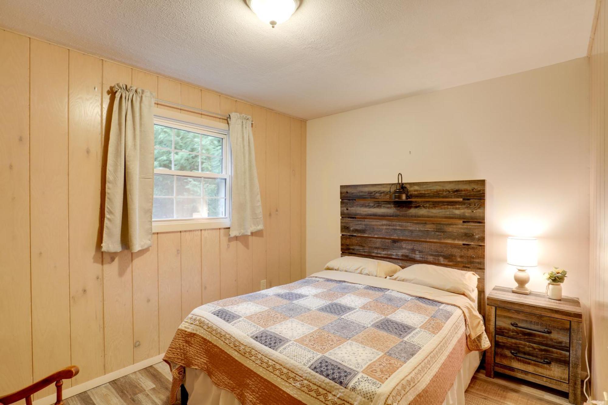 Riverfront Hot Springs Cabin With Private Hot Tub! Екстериор снимка