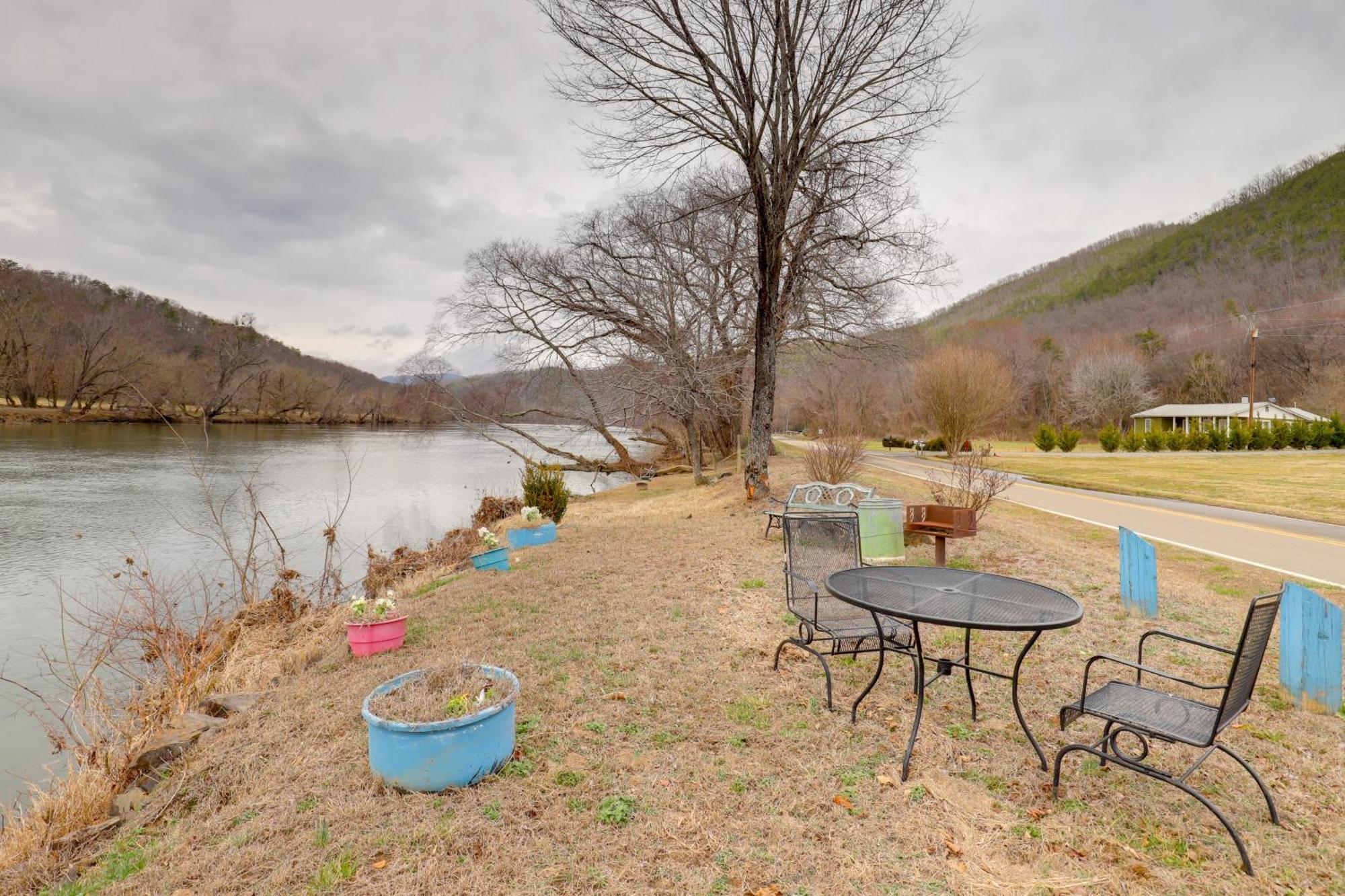 Riverfront Hot Springs Cabin With Private Hot Tub! Екстериор снимка