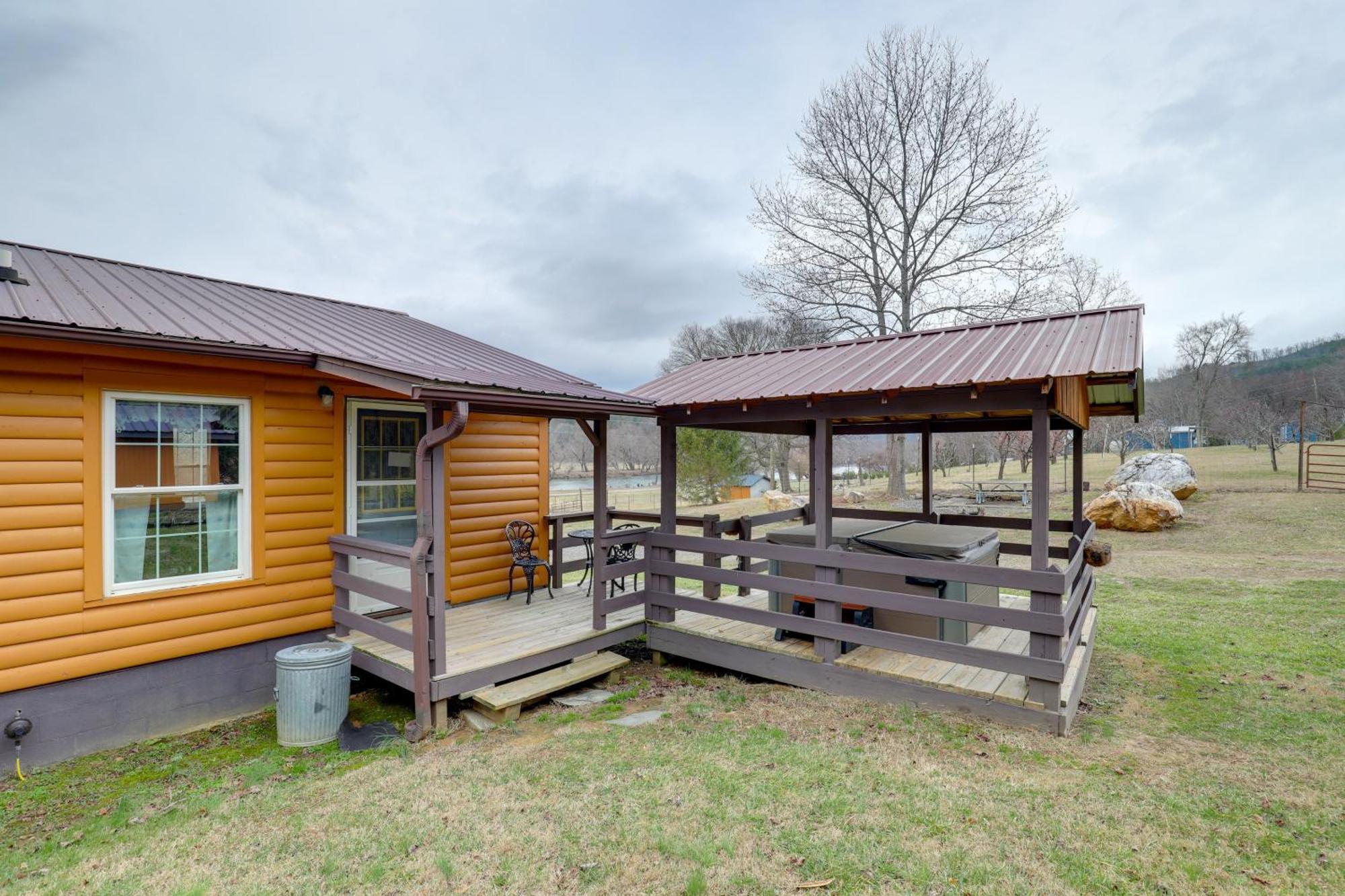 Riverfront Hot Springs Cabin With Private Hot Tub! Екстериор снимка