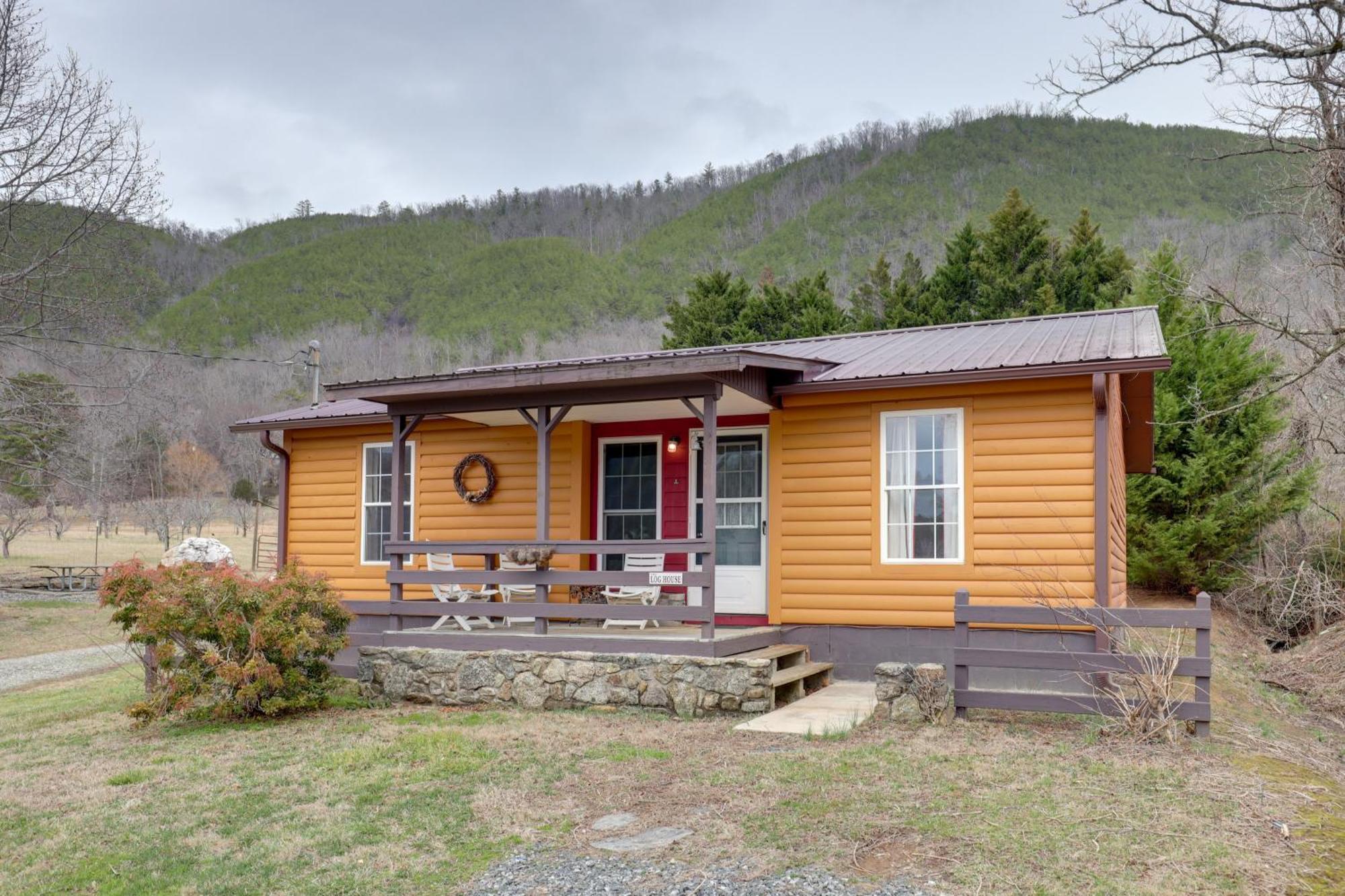 Riverfront Hot Springs Cabin With Private Hot Tub! Екстериор снимка