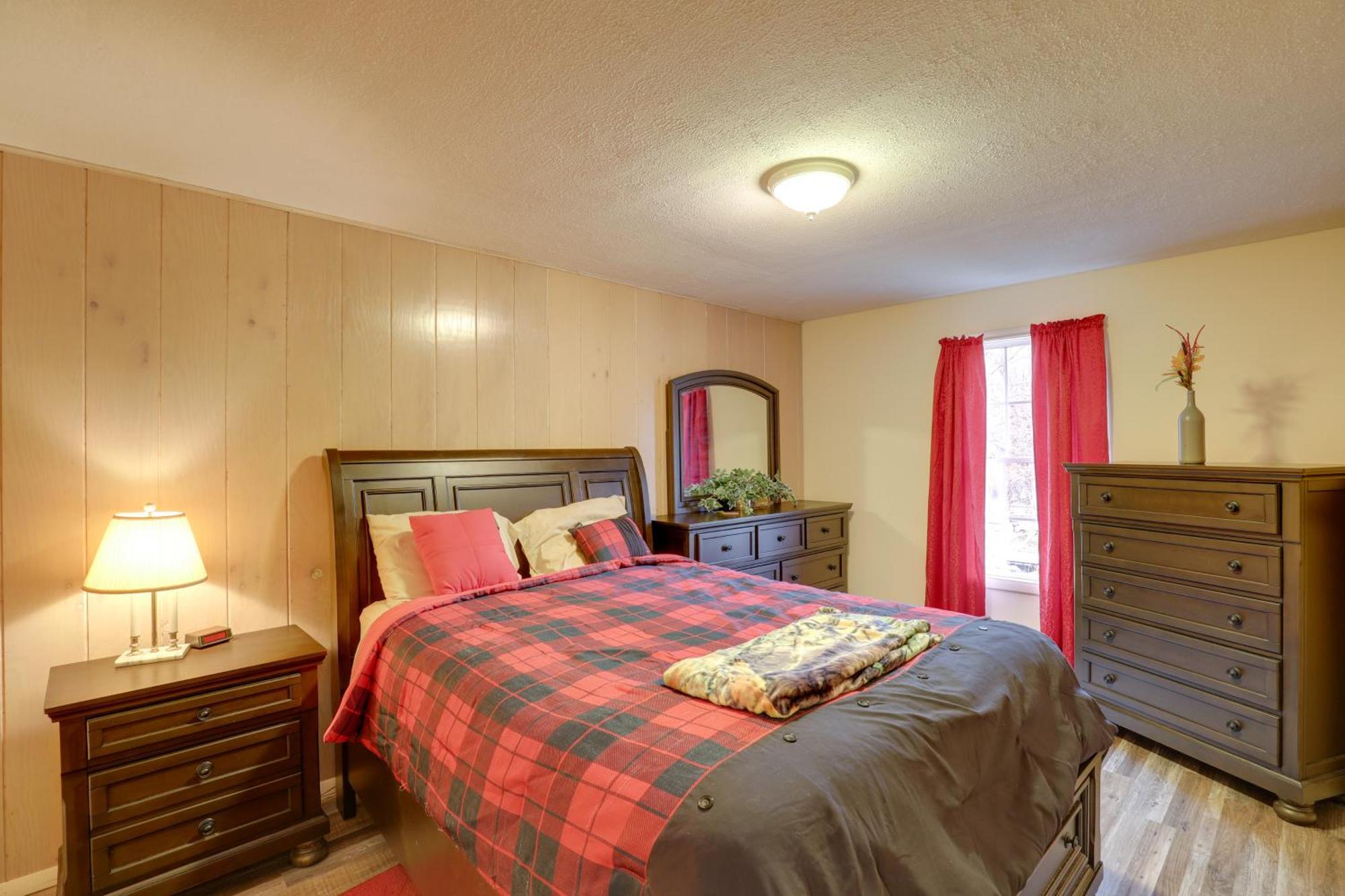 Riverfront Hot Springs Cabin With Private Hot Tub! Екстериор снимка
