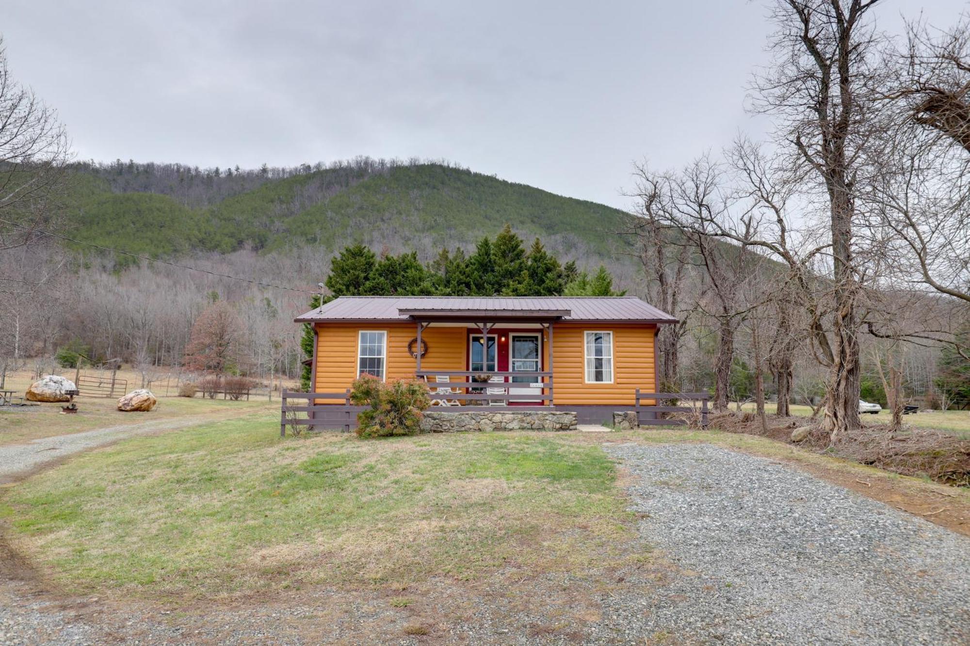 Riverfront Hot Springs Cabin With Private Hot Tub! Екстериор снимка